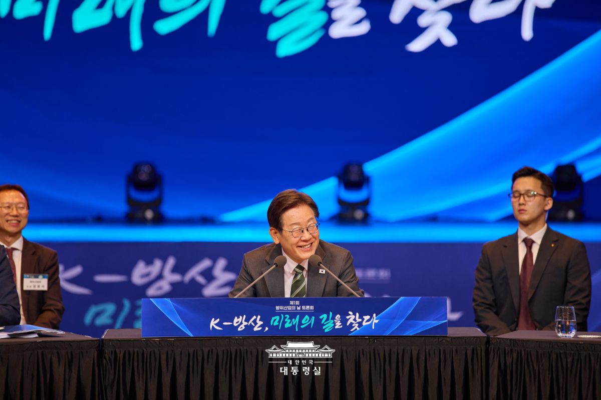 Tổng thống Hàn Quốc Lee Jae Myung đã có bài phát biểu trong buổi thảo luận kỷ niệm Ngày công nghiệp quốc phòng lần thứ nhất diễn ra ở khách sạn Grand Hyatt Seoul, quận Yongsan-gu, thành phố Seoul vào ngày 8/7/2025. (Ảnh: Văn phòng Tổng thống Hàn Quốc) 