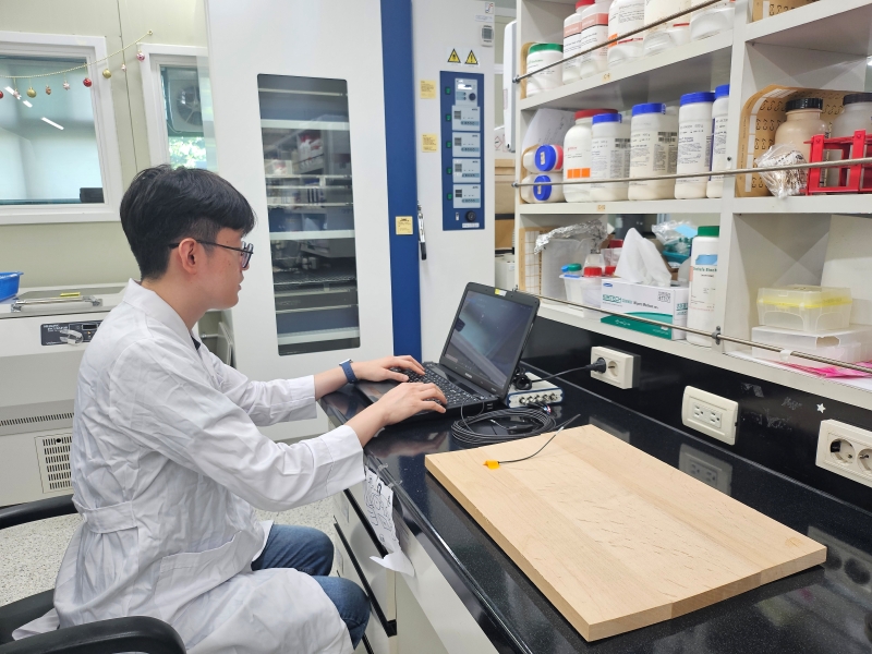 Một nhà nghiên cứu tại Viện Khoa học Lâm nghiệp Quốc gia (NIFoS) kiểm tra đặc tính âm học của gỗ bằng vi sinh vật. (Viện Khoa học Lâm nghiệp Quốc gia)
