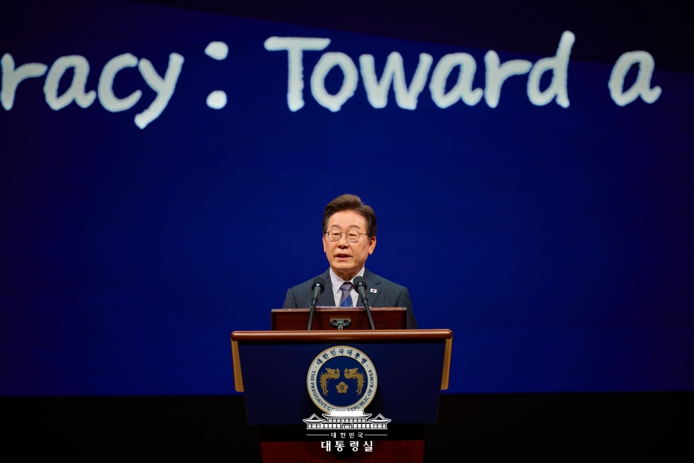 Tổng thống Hàn Quốc Lee Jae Myung trong lễ khai mạc cho Đại hội Khoa học Chính trị Thế giới 2025 của Hiệp hội Khoa học Chính trị Quốc tế (IPSA), đã diễn ra ở Trung tâm hội nghị và triển lãm COEX, quận Gangnam-gu, thành phố Seoul. (Ảnh: Văn phòng Tổng thống Hàn Quốc)