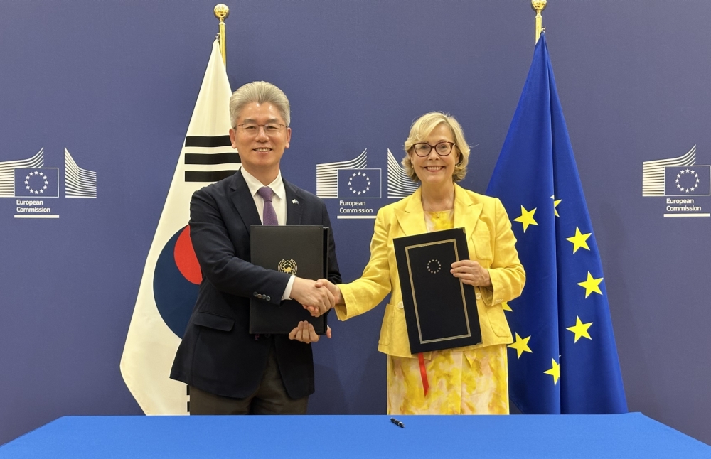 Đại sứ Hàn Quốc tại Bỉ và Liên minh châu Âu (EU) ông Ryu Jeonghyun (bên trái) và Phó Tổng Giám đốc Tổng cục Nghiên cứu và Đổi mới của Ủy ban châu Âu (EC) bà Signe Ratso đã chụp ảnh kỷ niệm sau lễ ký kết các nghị định thư về việc Hàn Quốc gia nhập chương trình Horizon Europe với tư cách là thành viên liên kết. (Ảnh: Yonhap News)