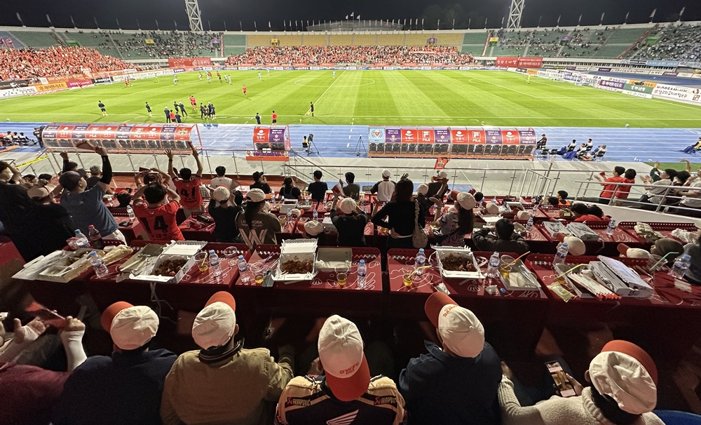 H&igrave;nh ảnh chụp c&aacute;c lao động thời vụ nước ngo&agrave;i xem một trận đấu b&oacute;ng đ&aacute; của CLB Gangwon FC. (Ảnh: Ch&iacute;nh quyền th&agrave;nh phố Gangneung)