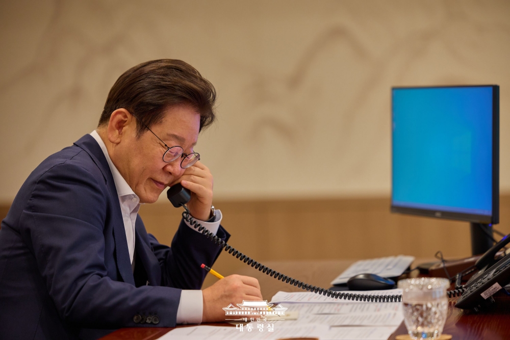 Tổng thống Hàn Quốc Lee Jae Myung đã có điện đàm với Tổng thống Kazakhstan Kassym-Jomart Tokayev tại trụ sở chính của Văn phòng Tổng thống Hàn Quốc, quận Yongsan-gu, thành phố Seoul vào ngày 23/7/2025. (Ảnh: Văn phòng Tổng thống Hàn Quốc)