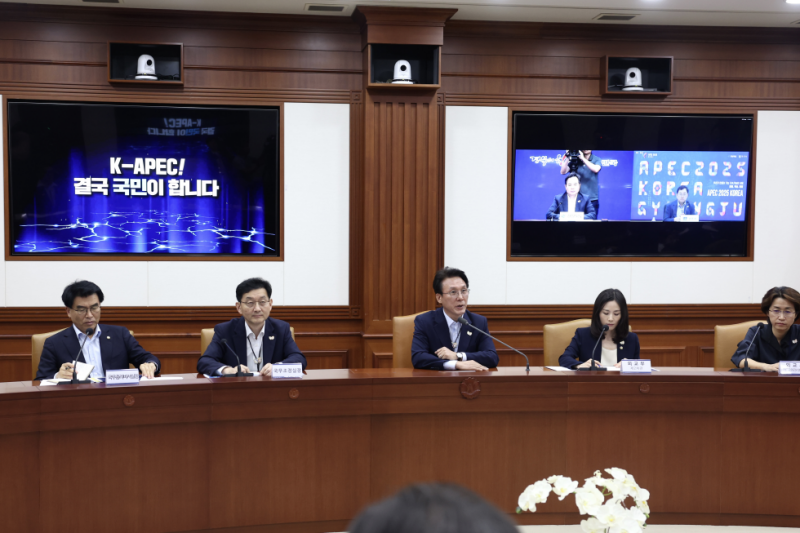 Thủ tướng Hàn Quốc Kim Min-seok (chính giữa) đã chủ trì một cuộc họp tại Khu phức hợp chính phủ nằm ở quận Jongno-gu (Seoul) vào ngày 23/7 để kiểm tra công tác chuẩn bị Hội nghị thượng đỉnh Diễn đàn Hợp tác Kinh tế Châu Á - Thái Bình Dương (APEC) 2025. (Ảnh: Văn phòng Điều phối chính sách chính phủ Hàn Quốc)