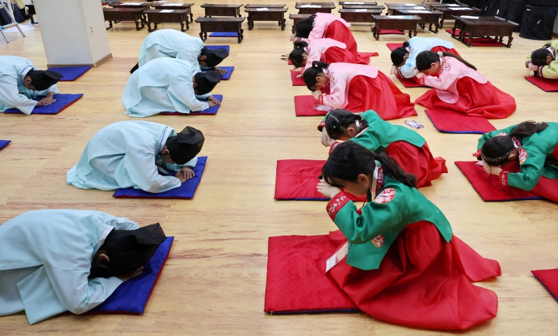 Ngày 28/7/2025, các học sinh tiểu học mặc Hanbok (trang phục truyền thống Hàn Quốc) đã học nghi thức truyền thống trong chương trình trải nghiệm văn hóa truyền thống diễn ra ở Học viện Nho giáo Allak Seowon thuộc Chùa Chungnyeolsa, quận Dongnae-gu, thành phố Busan.