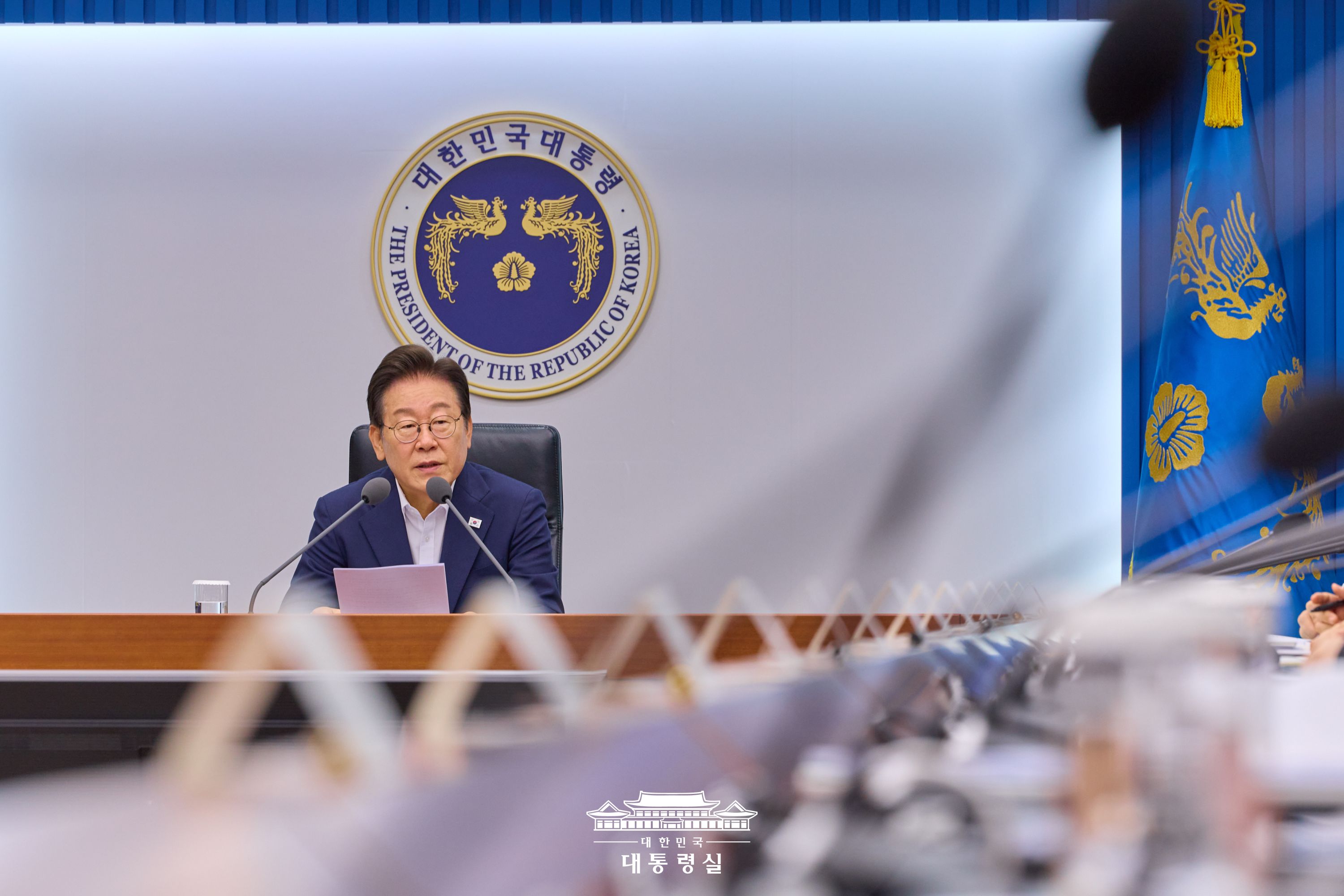 Tổng thống Hàn Quốc Lee Jae Myung đã chủ trì cuộc họp thứ ba của lực lượng đặc nhiệm kinh tế khẩn cấp tại trụ sở chính của Văn phòng Tổng thống Hàn Quốc, quận Yongsan-gu, thành phố Seoul vào ngày 30/7/2025. (Ảnh: Văn phòng Tổng thống Hàn Quốc)
