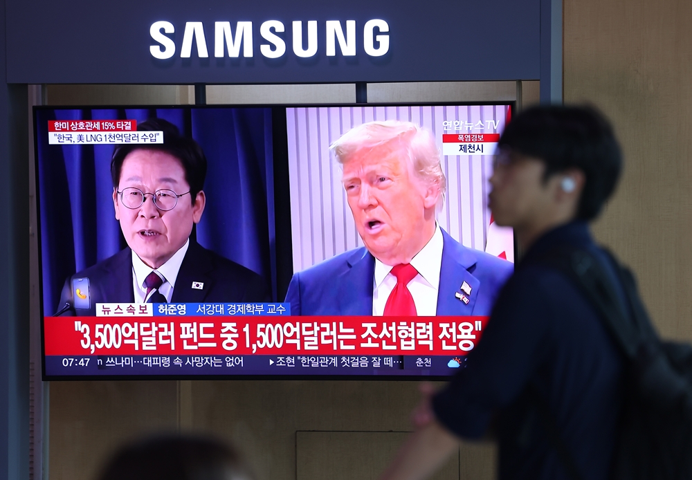 Màn hình TV tại ga tàu Seoul chiếu tin tức về thỏa thuận thuế quan giữa Hàn Quốc và Mỹ vào ngày 31/7/2025. (Ảnh: Yonhap News) 