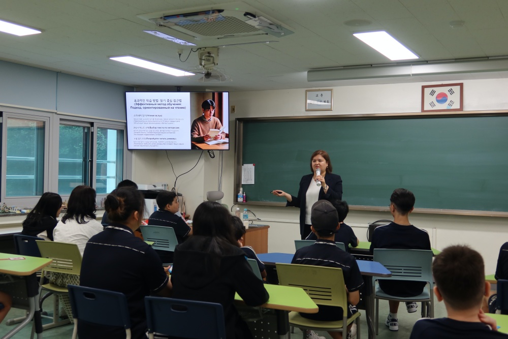 C&ocirc; gi&aacute;o vi&ecirc;n Luiza Zoirovna Sakhabutdinova đến từ Uzbekistan v&agrave;o ng&agrave;y 16/7 đ&atilde; thảo luận với c&aacute;c học sinh về nhu cầu học tiếng H&agrave;n tại trường THCS Gonjiam, th&agrave;nh phố Gwangju, tỉnh Gyeonggi-do. (Ảnh: Charles Audouin / Korea.net)