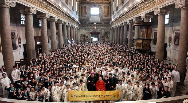 C&aacute;c th&agrave;nh vi&ecirc;n tham gia cuộc h&agrave;nh hương mang t&ecirc;n &ldquo;Dự &aacute;n 1004&rdquo; do Tổng Gi&aacute;o phận Seoul cử đến Rome v&agrave;o ng&agrave;y 31/7 đ&atilde; chụp ảnh kỷ niệm với Đức Tổng Gi&aacute;m mục Andrew Yeom Soo-jung sau khi tham dự Th&aacute;nh lễ tại Nh&agrave; thờ San Crisogono ở Rome (&Yacute;). (Ảnh: Tổng Gi&aacute;o phận Seoul)