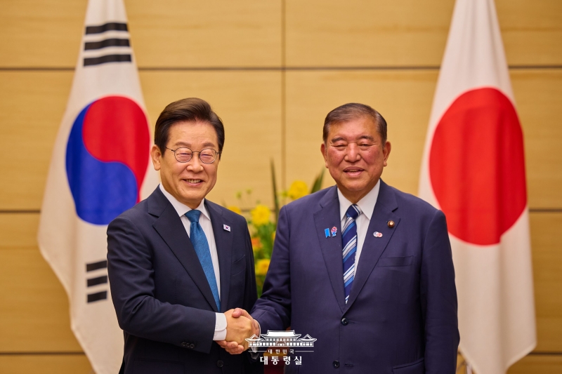 Tổng thống H&agrave;n Quốc Lee Jae Myung (tr&aacute;i) v&agrave; Thủ tướng Nhật Bản Ishiba Shigeru đ&atilde; chụp ảnh kỷ niệm tại Văn ph&ograve;ng Thủ tướng Nhật Bản, thủ đ&ocirc; Tokyo (Nhật Bản) v&agrave;o ng&agrave;y 23/8/2025. (Ảnh: Văn ph&ograve;ng Tổng thống H&agrave;n Quốc)