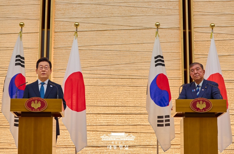 Tổng thống H&agrave;n Quốc Lee Jae Myung (tr&aacute;i) v&agrave; Thủ tướng Nhật Bản Ishiba Shigeru đ&atilde; ra tuy&ecirc;n bố b&aacute;o ch&iacute; chung tại Văn ph&ograve;ng Thủ tướng Nhật Bản, thủ đ&ocirc; Tokyo (Nhật Bản) v&agrave;o ng&agrave;y 23/8/2025. (Ảnh: Văn ph&ograve;ng Tổng thống H&agrave;n Quốc) 