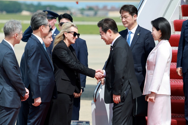Tổng thống Hàn Quốc Lee Jae Myung và Đệ nhất phu nhân Kim Hea Kyung được quyền Trưởng phòng Lễ tân Nhà Trắng Abigail Jones chào đón tại Căn cứ Liên hợp Andrews ở bang Maryland, gần Washington D.C., vào ngày 24/8/2025. (Ảnh: Yonhap News)