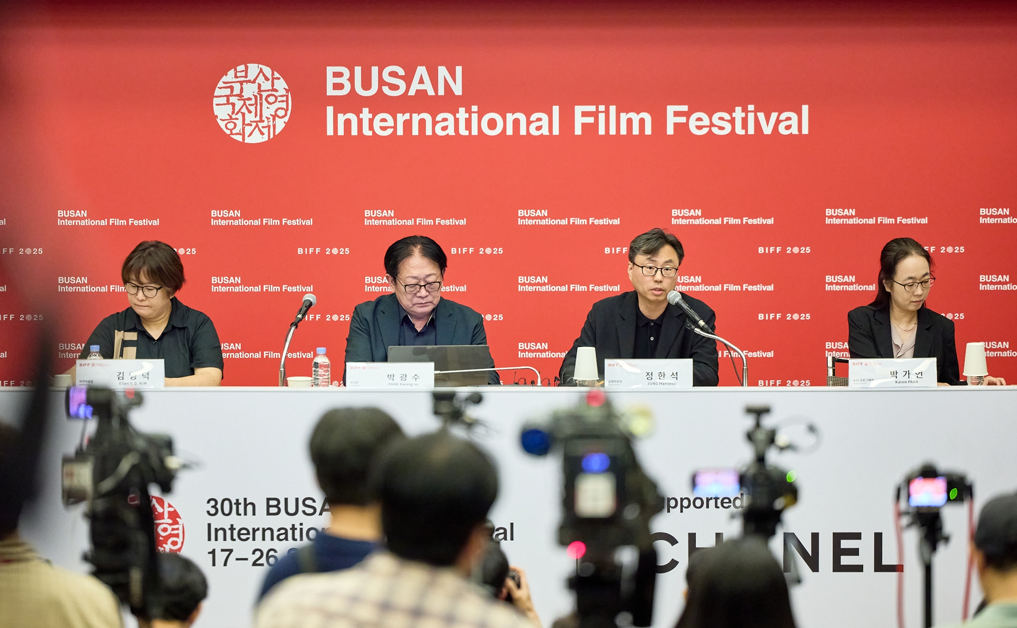 Jung Hanseok (thứ ba từ trái sang) - Giám đốc Liên hoan phim quốc tế Busan (BIFF) đã có bài phát biểu chào mừng tại buổi họp báo được tổ chức tại Phòng Thương mại và Công nghiệp Hàn Quốc (KCCI) ở quận Jung-gu, thành phố Seoul vào ngày 26 tháng 8 năm 2025. (Ảnh: Ban tổ chức Liên hoan phim Quốc tế Busan)