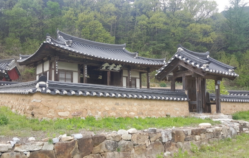 Đền thờ Chunghyodang (Trung Hiếu Đường) nằm ở làng Changpyeong-ri, thị trấn Bongseong-myeon, quận Bonghwa-gun, tỉnh Gyeongsangbuk-do. Đây là nơi tôn vinh lòng trung thành và hiếu thảo của Lee Jang-bal (1574-1592), hậu duệ đời thứ 13 của dòng họ Lý Hoa Sơn, người đã hy sinh trong trận chiến Mungyeong trong thời kỳ chiến tranh Imjin (Imjin Waeran, 1592-1598). (Ảnh: Chính quyền tỉnh Gyeongsangbuk-do)  