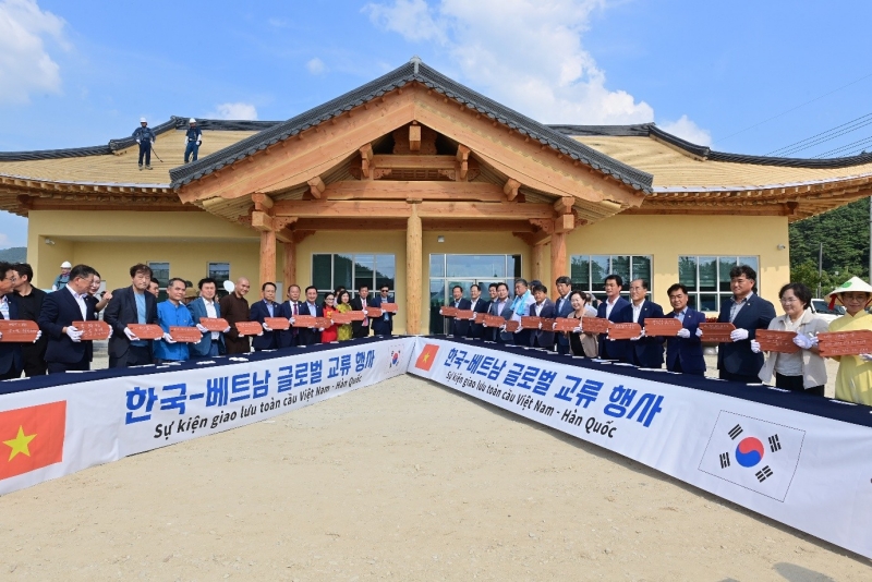 Những vị khách tham gia lễ cất nóc “Trung tâm cộng đồng đa văn hóa” diễn ra ở thị trấn Bongseong-myeon, quận Bonghwa-gun, tỉnh Gyeongsangbuk-do vào ngày 24/8/2025. (Ảnh: Chính quyền quận Bonghwa-gun)