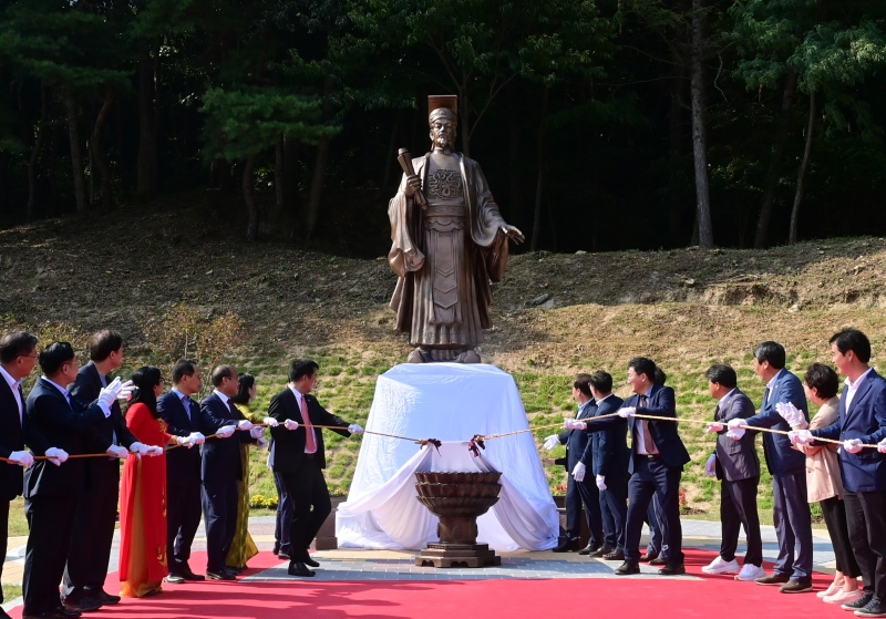 Lễ khánh thành tượng đài vua Lý Thái Tổ (974-1028) đã được tổ chức trong sự kiện “Giao lưu toàn cầu Việt Nam - Hàn Quốc” diễn ra ở thị trấn Bongseong-myeon, quận Bonghwa-gun (tỉnh Gyeongsangbuk-do) vào ngày 24/8/2025. (Ảnh: Chính quyền quận Bonghwa-gun)