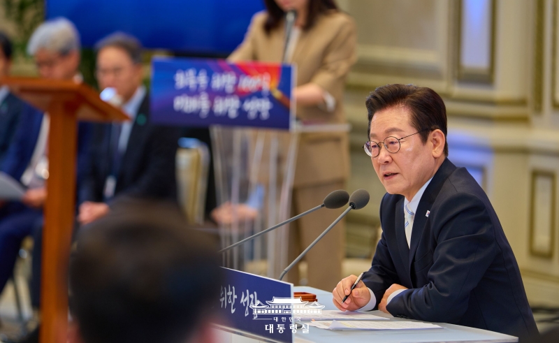 Tổng thống Hàn Quốc Lee Jae Myung đã phát biểu trong một cuộc họp báo đánh dấu 100 ngày cầm quyền đầu tiên tại nhà khách Yeongbingwan của Cheong Wa Dae (Nhà Xanh), quận Jongno-gu, thành phố Seoul vào ngày 11/9/2025. (Ảnh: Văn phòng Tổng thống Hàn Quốc)