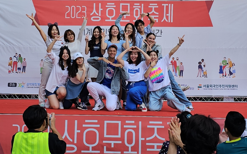 Các học viên tham gia lớp học nhảy K-pop tại Trung tâm Cư dân nước ngoài Seoul đã có màn trình diễn tại Lễ hội liên văn hóa Gwanak 2023. (Ảnh: Trung tâm Cư dân nước ngoài Seoul)