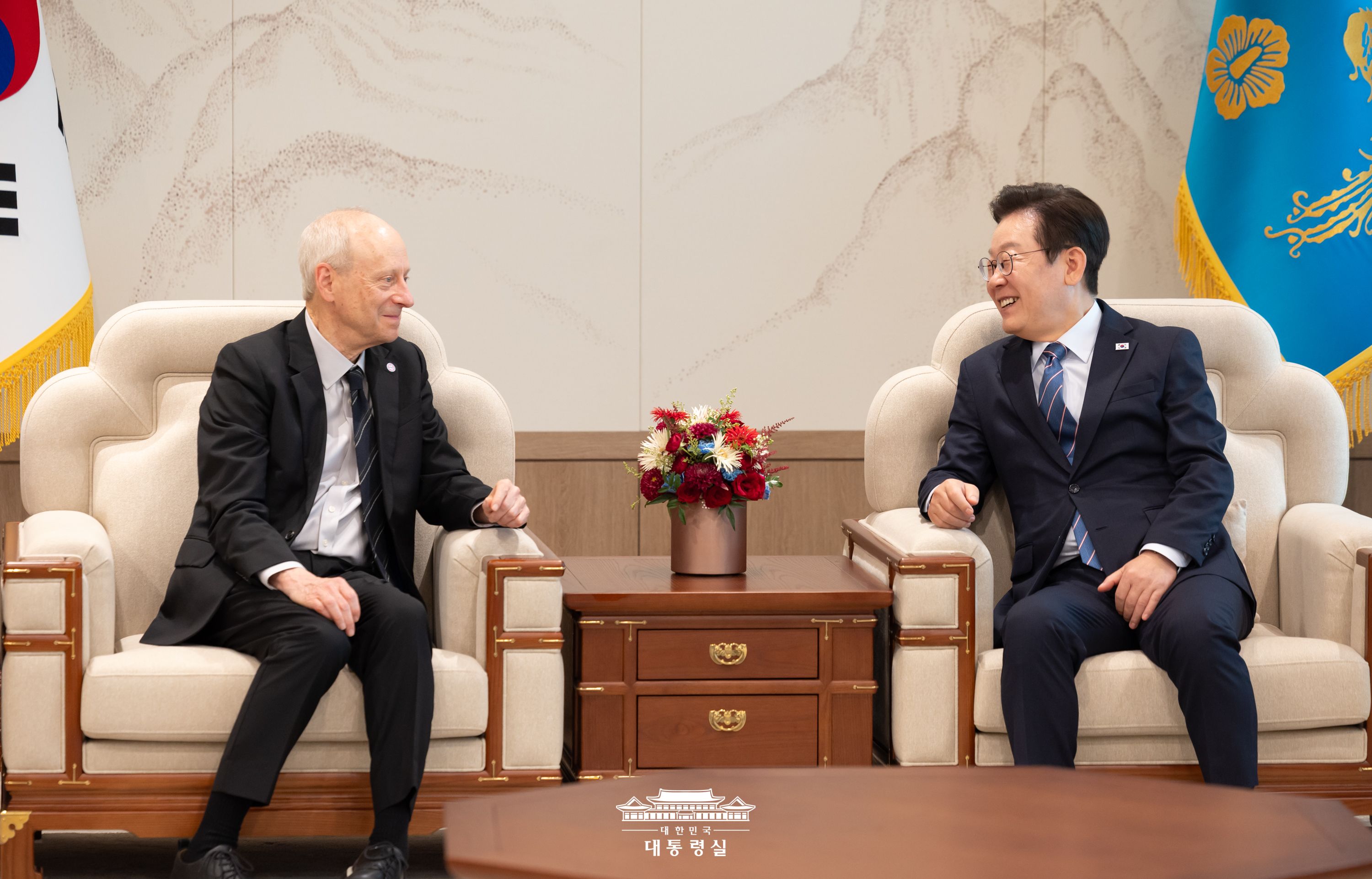 Tổng thống Hàn Quốc Lee Jae Myung và giáo sư Michael Sandel tại Đại học Harvard ở trụ sở Văn phòng Tổng thống Hàn Quốc, quận Yongsan-gu, thành phố Seoul. (Ảnh: Văn phòng Tổng thống Hàn Quốc) 