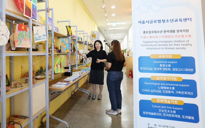Gi&aacute;m đốc Trung t&acirc;m Gi&aacute;o dục Thanh thiếu ni&ecirc;n To&agrave;n cầu Seoul b&agrave; Shin Hye Young đ&atilde; giới thiệu c&aacute;c t&aacute;c phẩm do những thanh thiếu ni&ecirc;n nhập cư H&agrave;n Quốc l&agrave;m trong c&aacute;c hoạt động c&acirc;u lạc bộ. (Ảnh: Lee Jeong Woo / Korea.net)