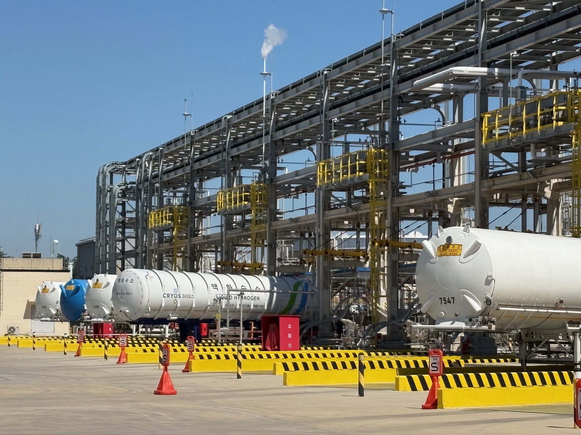 Các bể chứa hydro lỏng tại nhà máy sản xuất hydro lỏng của SK E&S ở quận Seo-gu, thành phố Incheon. Sau khi trải qua quá trình tinh chế và hóa lỏng, hydro lỏng được lưu trữ trong sáu bể chứa, mỗi bể nặng 20 tấn, và được vận chuyển với khối lượng lên đến 90 tấn mỗi ngày bằng 12 thiết bị. (Ảnh: Charles Audouin / Korea.net)