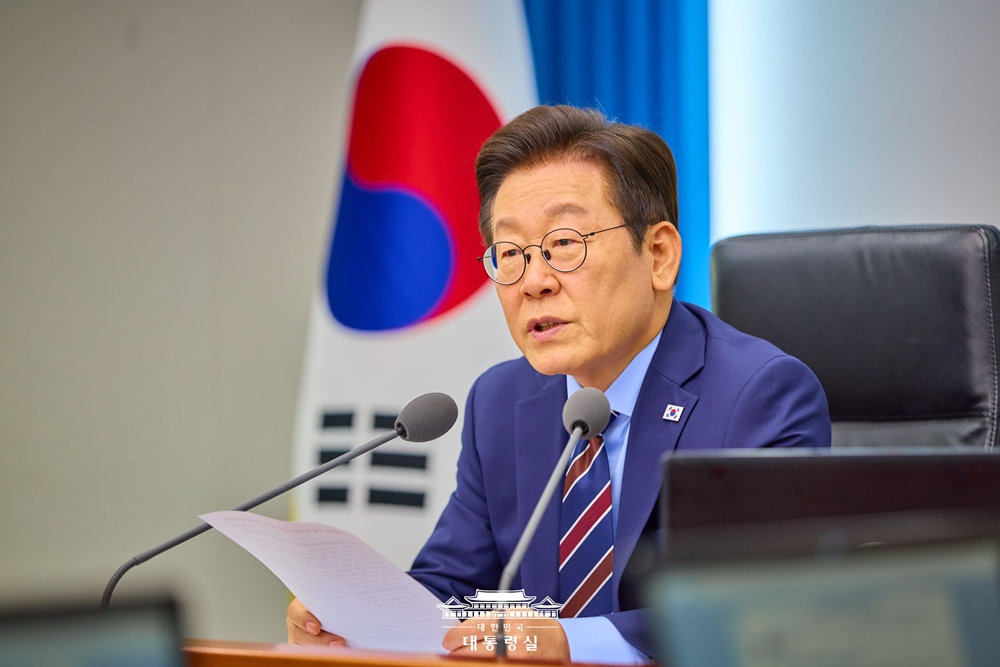 Tổng thống Hàn Quốc Lee Jae Myung trong cuộc họp cấp thư ký và trợ lý cấp cao lần thứ 12 diễn ra ở trụ sở chính của Văn phòng Tổng thống Hàn Quốc, quận Yongsan-gu, thành phố Seoul vào ngày 2/10/2025. (Ảnh: Văn phòng Tổng thống Hàn Quốc)