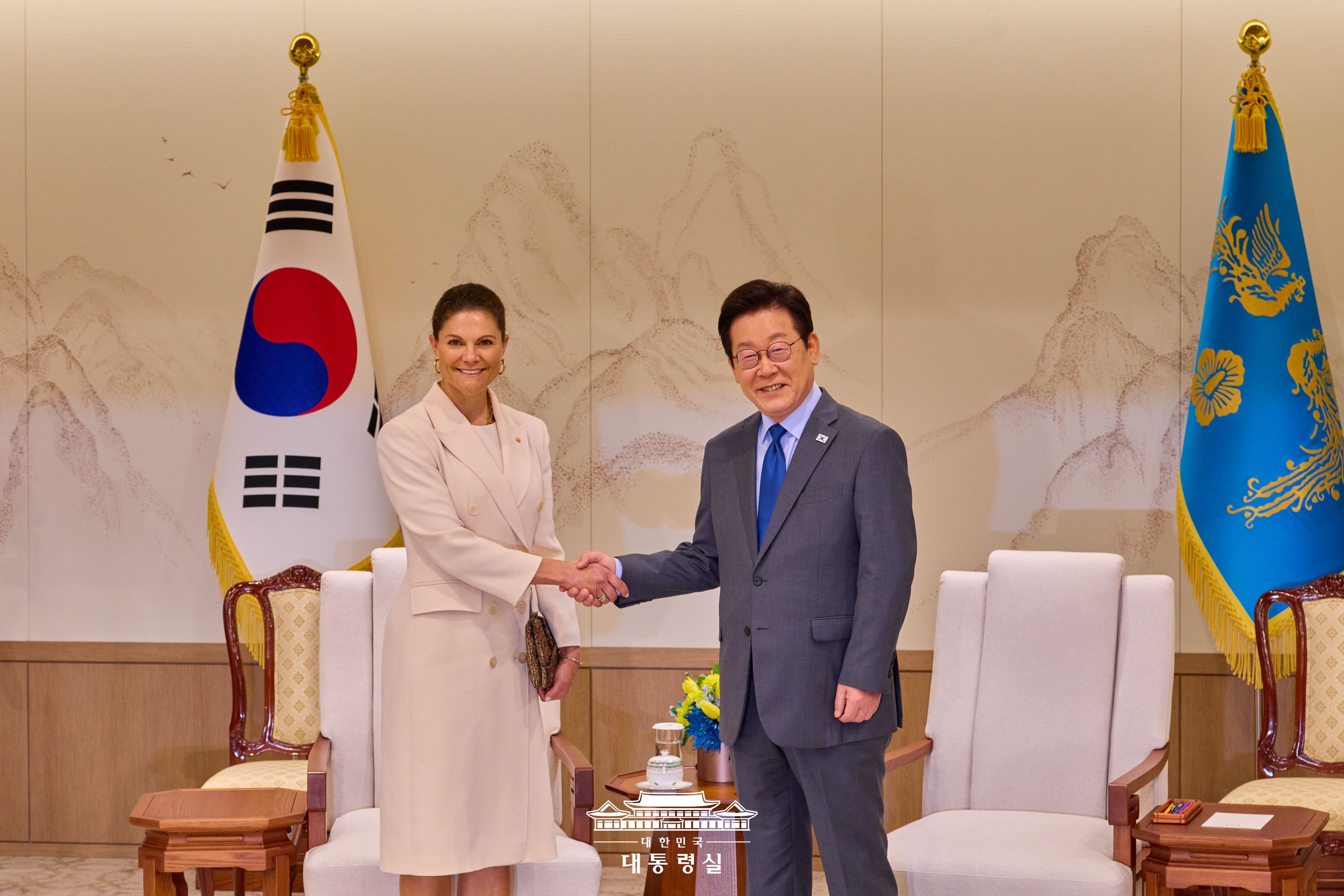 ﻿Tổng thống Hàn Quốc Lee Jae Myung (bên phải) đã bắt tay với Công chúa kế vị Thụy Điển Victoria tại trụ sở của Văn phòng Tổng thống Hàn Quốc, quận Yongsan-gu, thành phố Seoul vào ngày 15/10/2025. (Ảnh: Văn phòng Tổng thống Hàn Quốc)