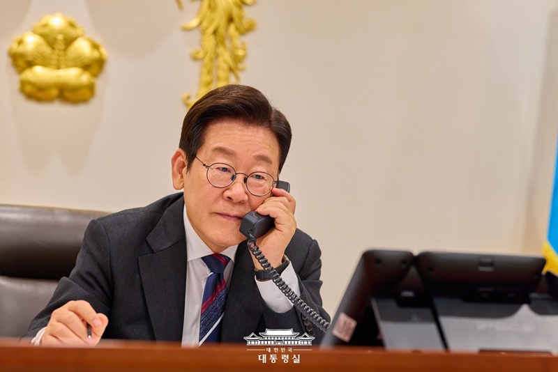 Tổng thống Hàn Quốc Lee Jae Myung đã có cuộc điện đàm đầu tiên với Thủ tướng Thái Lan Anutin Charnvirakul vào ngày 16 tháng 10 năm 2025. (Ảnh: Văn phòng Tổng thống Hàn Quốc) 