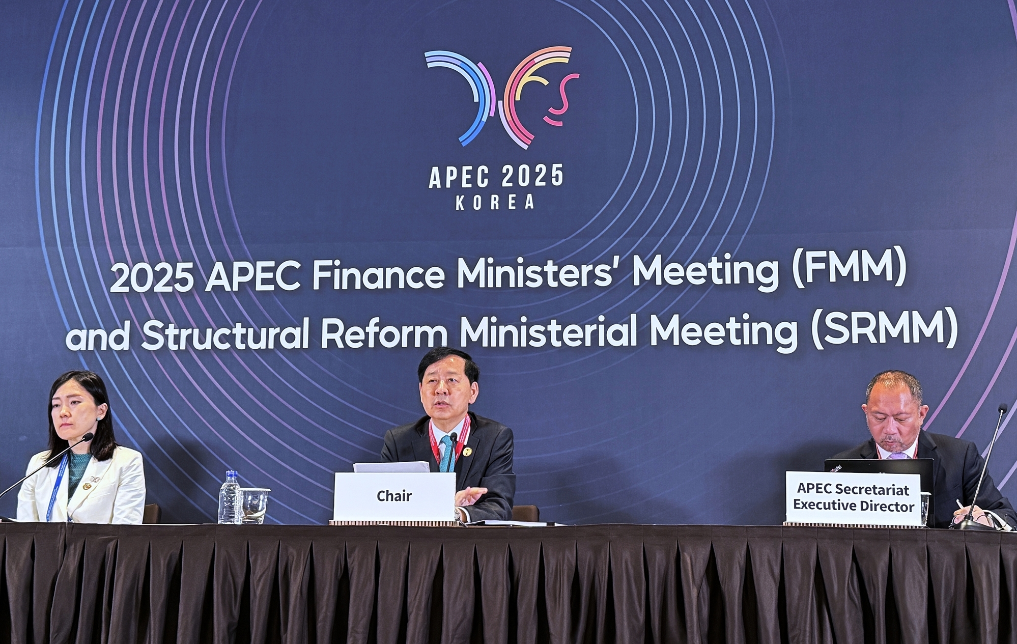 Ông Koo Yoon Cheol - Phó Thủ tướng phụ trách kinh tế kiêm Bộ trưởng Bộ Kinh tế và Tài chính Hàn Quốc (chính giữa) đã có bài phát biểu trong cuộc họp báo về kết quả Hội nghị Bộ trưởng Tài chính & Cải cách cơ cấu Diễn đàn Hợp tác Kinh tế châu Á - Thái Bình Dương (APEC), diễn ra ở khách sạn INSPIRE Entertainment Resort, quận Jung-gu, thành phố Incheon. (Ảnh: Xu Aiying / Korea.net)