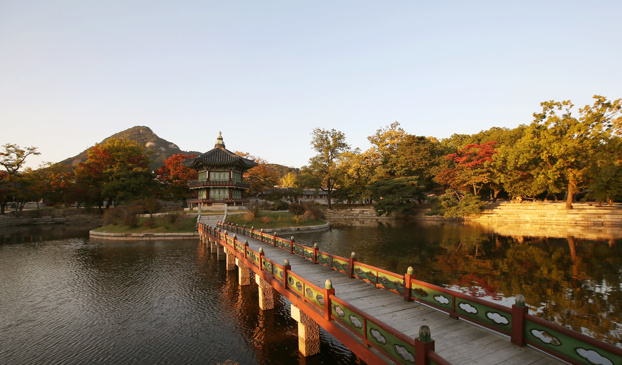 Đ&igrave;nh Hyangwonjeong (Hương Viễn Đ&igrave;nh) ở cung điện Gyeongbokgung, quận Jongno-gu, th&agrave;nh phố Seoul. (Ảnh: Korea.net)