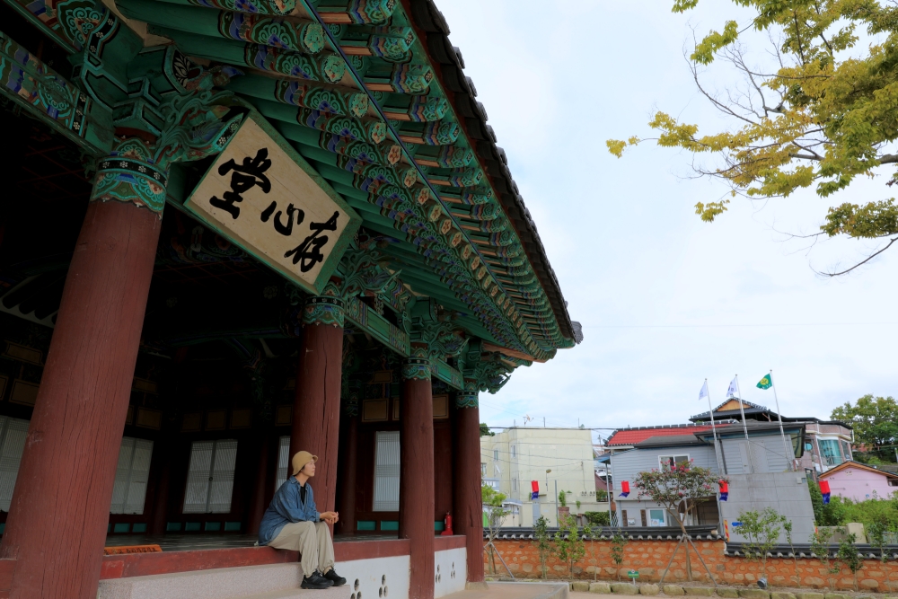 Thư gi&atilde;n tại Daecheongmaru ở Jonsimdang, huyện Goheung-gun, tỉnh Jeollanam-do. (Ảnh: Tổng cục Du lịch H&agrave;n Quốc) 