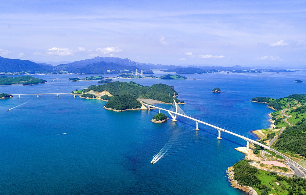 Cung đường Baekriseomseom gồm 6 cầu vượt tr&ecirc;n biển biển (tổng chiều d&agrave;i 23km) nối Yeosu v&agrave; Goheung, được Bộ Đất đai, Cơ sở Hạ tầng v&agrave; Giao th&ocirc;ng (MOLIT) chỉ định l&agrave; cung đường du lịch. 