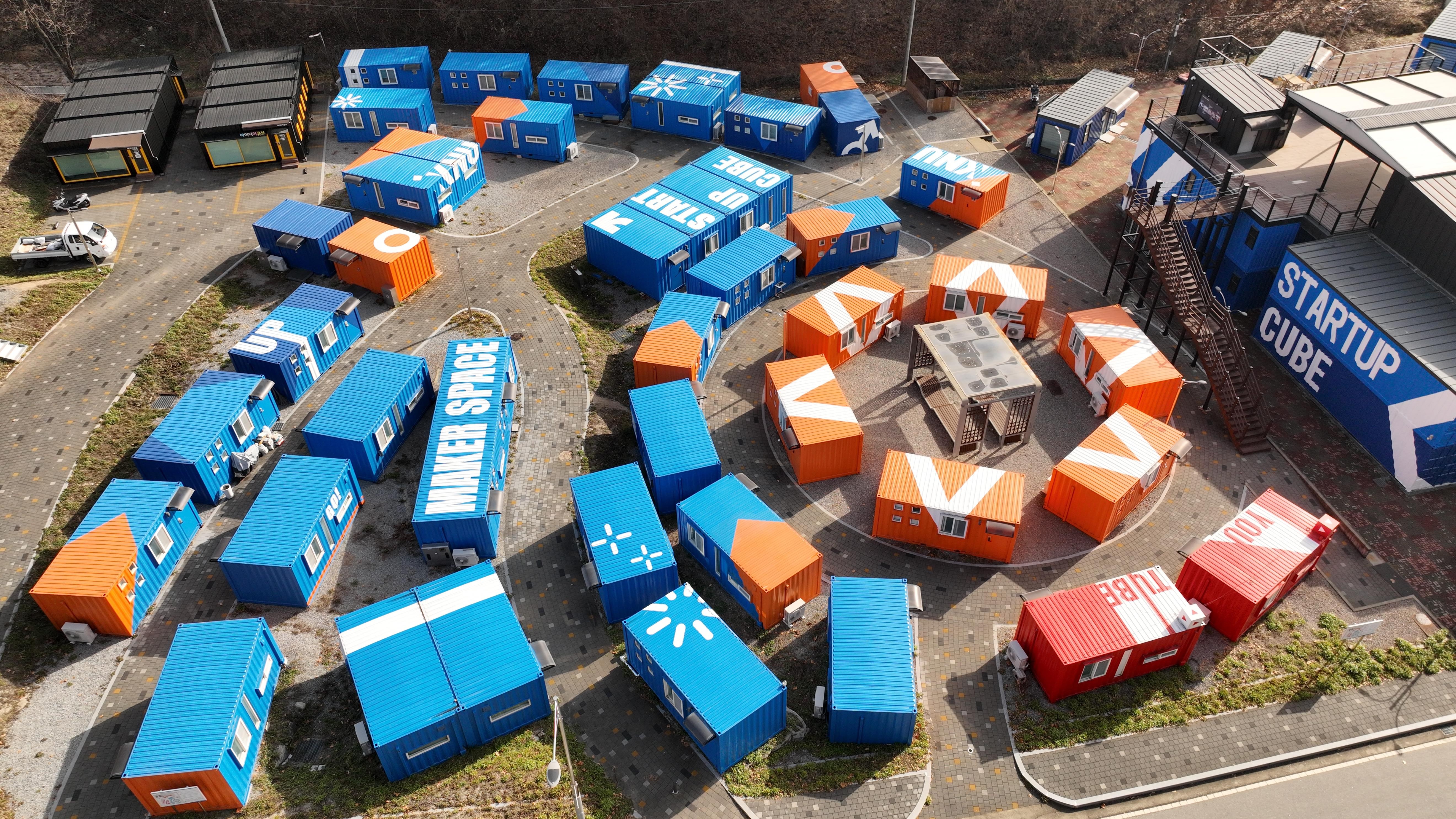 Được điều hành bởi Đại học Quốc gia Kangwon (KNU) ở thành phố Chuncheon (tỉnh Gangwon-do), “KNU Startup Cube” hiện đang hỗ trợ 70 câu lạc bộ khởi nghiệp sinh viên, đội nghiên cứu và công ty có kế hoạch khởi nghiệp trong lĩnh vực công nghệ sinh học. (Ảnh: Quỹ hợp tác công nghiệp của Đại học Quốc gia Kangwon) 