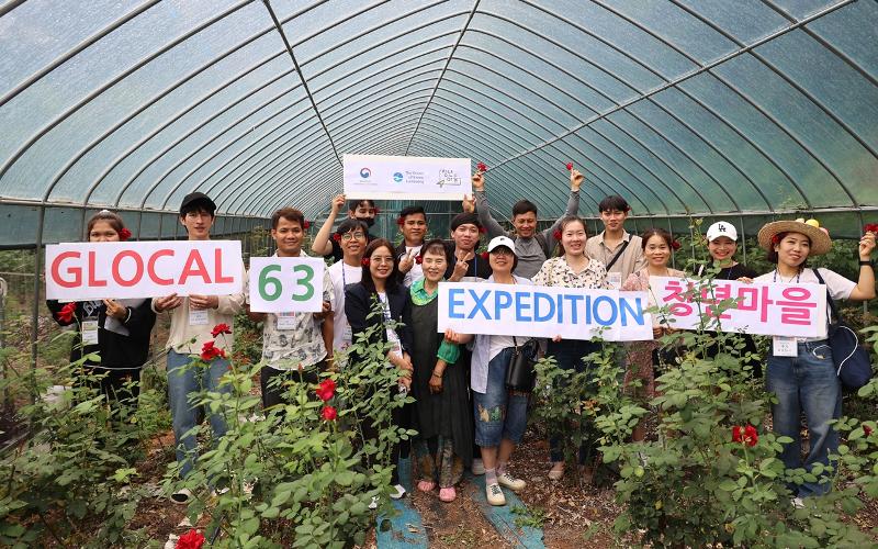 Ngày 13/7/2025, những người nước ngoài tham gia chương trình “Glocal 63 Explore” đã chụp ảnh kỷ niệm ở một nông trại nhà kính tại huyện Eumseong-gun, tỉnh Chungcheongbuk-do. (Ảnh: Glocal Town) 