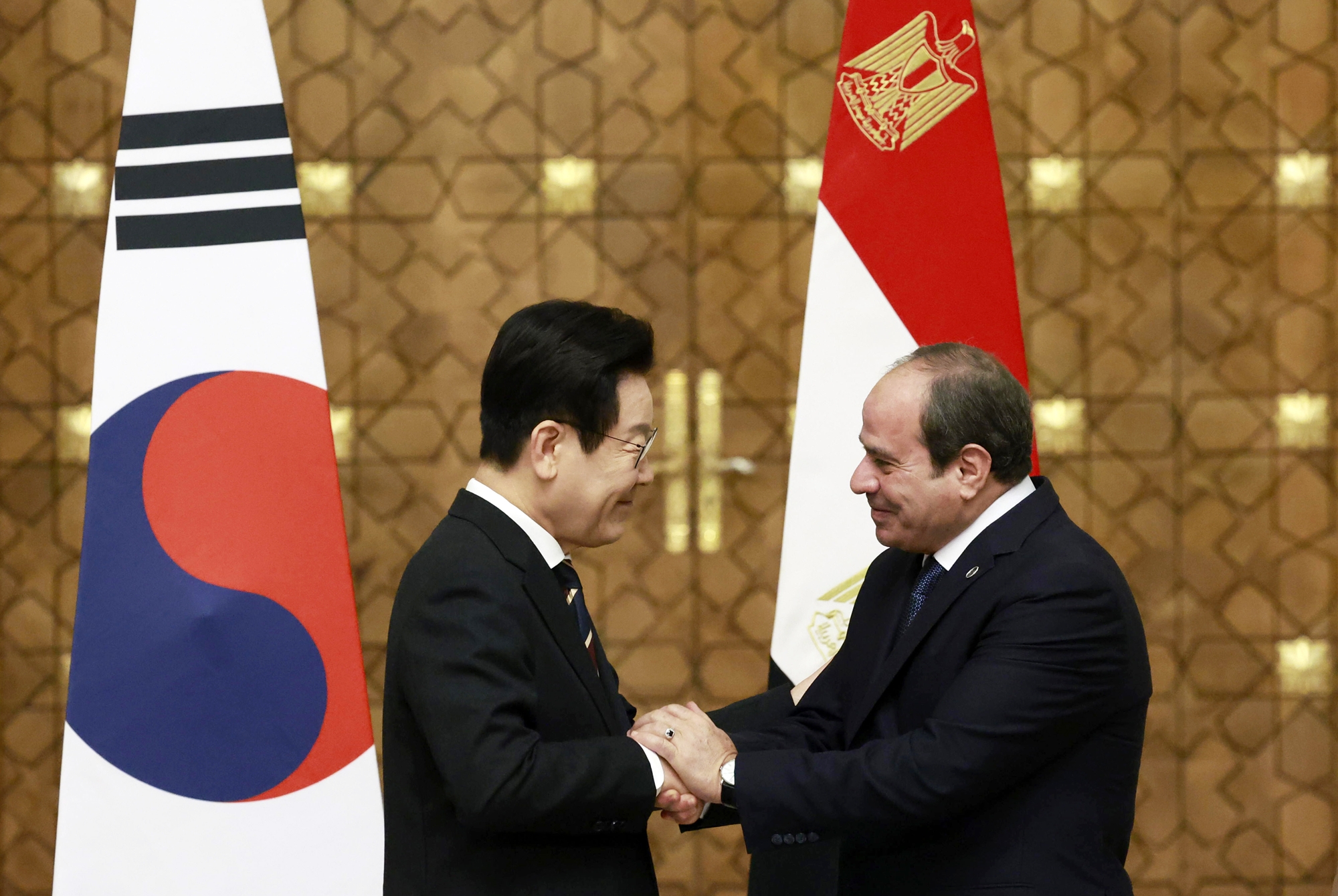 Tổng thống Hàn Quốc Lee Jae Myung và Tổng thống Ai Cập Abdel Fattah El-Sisi trong cuộc họp báo chung diễn ra tại Phủ Tổng thống ở thủ đô Cairo vào ngày 20/11/2025 (giờ Ai Cập). (Ảnh: Yonhap News) 