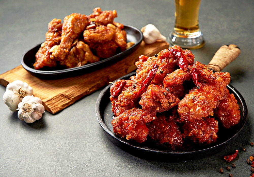 Yangnyeom chicken (g&agrave; r&aacute;n sốt cay) của H&agrave;n Quốc. (Ảnh: iclickart) &copy; To&agrave;n bộ bản quyền bức ảnh n&agrave;y thuộc về iclickart. Những h&agrave;nh vi vi phạm bản quyền t&aacute;c giả như sử dụng, sao ch&eacute;p, sửa đổi, ph&acirc;n phối tr&aacute;i ph&eacute;p bị nghi&ecirc;m cấm.