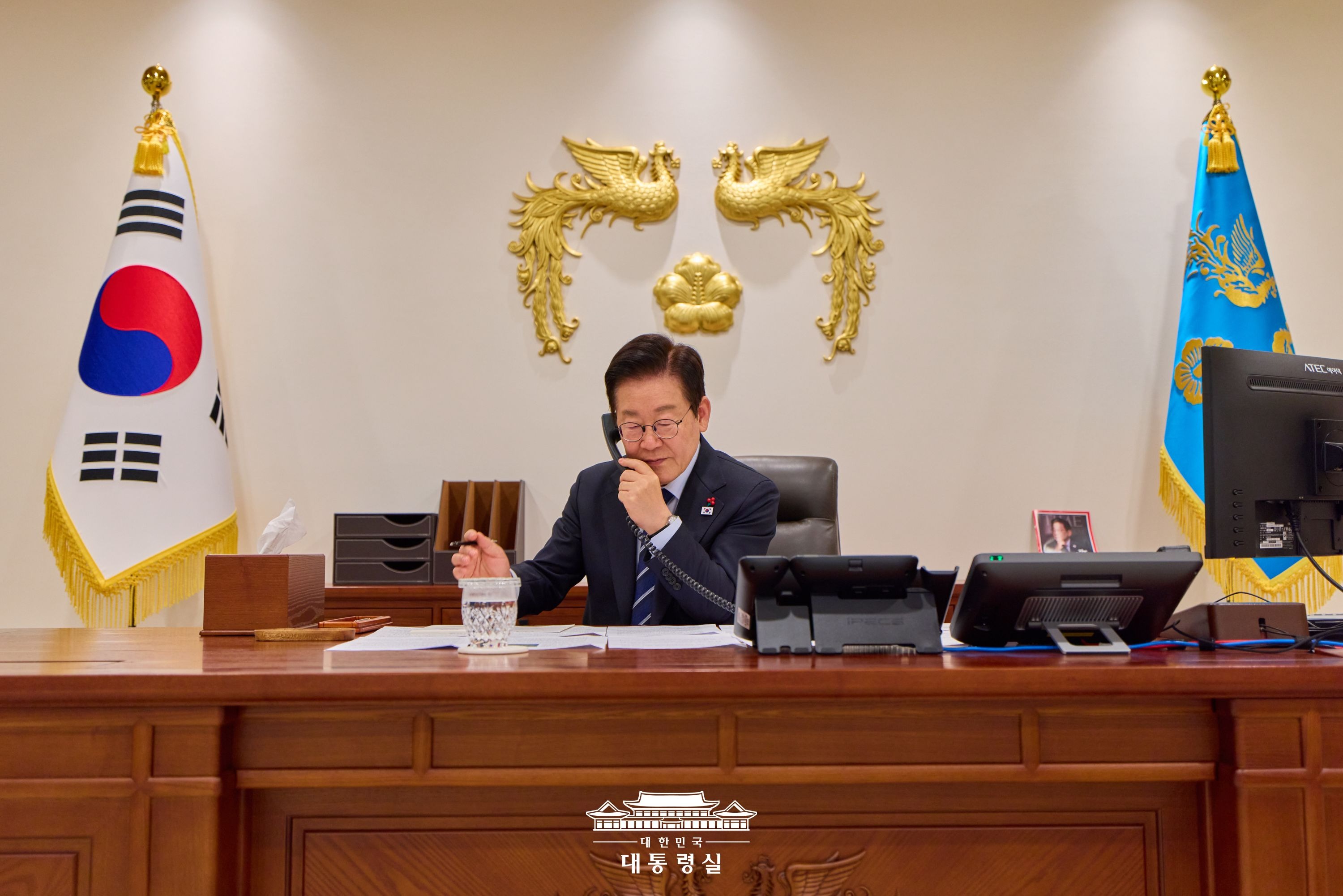 Ng&agrave;y 4/12, tại Văn ph&ograve;ng Tổng thống H&agrave;n Quốc ở quận Yongsan-gu (Seoul), Tổng thống H&agrave;n Quốc Lee Jae Myung đ&atilde; c&oacute; cuộc điện đ&agrave;m đầu ti&ecirc;n kể từ khi nhậm chức với Tổng thống Romania Nicusor Daniel Dan. (Ảnh: Văn ph&ograve;ng Tổng thống H&agrave;n Quốc) 