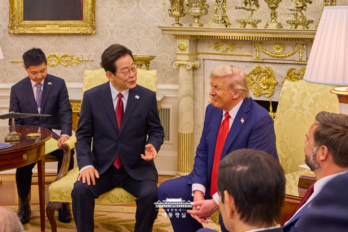  Tổng thống H&agrave;n Quốc Lee Jae Myung đ&atilde; bắt tay với Tổng thống Mỹ Donald Trump trong cuộc hội đ&agrave;m song phương diễn ra ở Nh&agrave; Trắng, thủ đ&ocirc; Washington D.C. (Mỹ) v&agrave;o ng&agrave;y 25/8/2025. (Ảnh: Văn ph&ograve;ng Tổng thống H&agrave;n Quốc) 