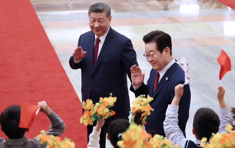 Tổng thống Hàn Quốc Lee Jae Myung (bên phải) và Chủ tịch Trung Quốc Tập Cận Bình tại Đại lễ đường Nhân dân, thành phố Bắc Kinh, Trung Quốc vào ngày 5/1/2026. (Ảnh: Yonhap News) 