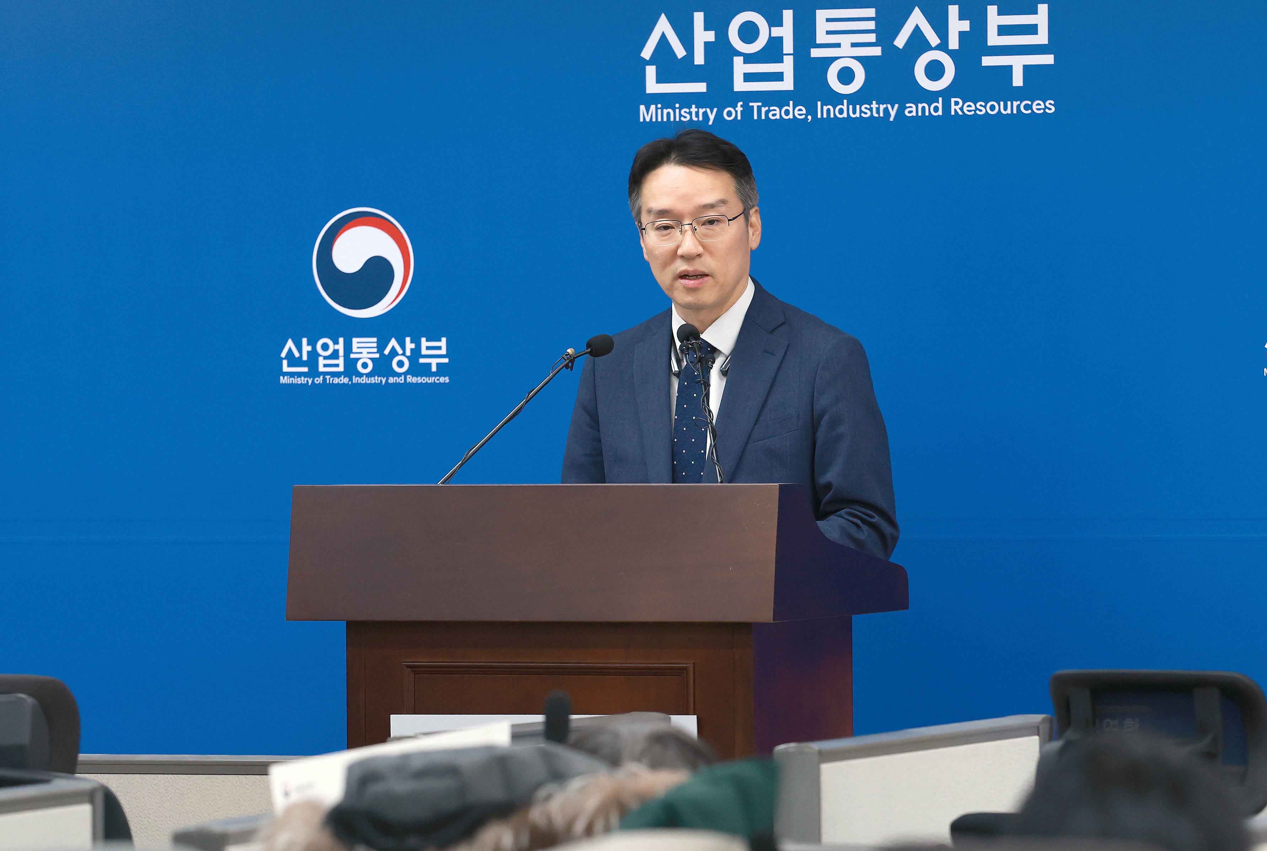 &Ocirc;ng Nam Myung-woo, quyền Tổng Gi&aacute;m đốc Cục Ch&iacute;nh s&aacute;ch Đầu tư xuy&ecirc;n bi&ecirc;n giới thuộc Bộ Thương mại, C&ocirc;ng nghiệp v&agrave; T&agrave;i nguy&ecirc;n H&agrave;n Quốc, đ&atilde; c&oacute; buổi họp b&aacute;o về đầu tư trực tiếp nước ngo&agrave;i (FDI) năm ngo&aacute;i tại Khu phức hợp ch&iacute;nh phủ Sejong, th&agrave;nh phố Sejong v&agrave;o ng&agrave;y 7/1/2026. (Ảnh: Bộ Thương mại, C&ocirc;ng nghiệp v&agrave; T&agrave;i nguy&ecirc;n H&agrave;n Quốc) 