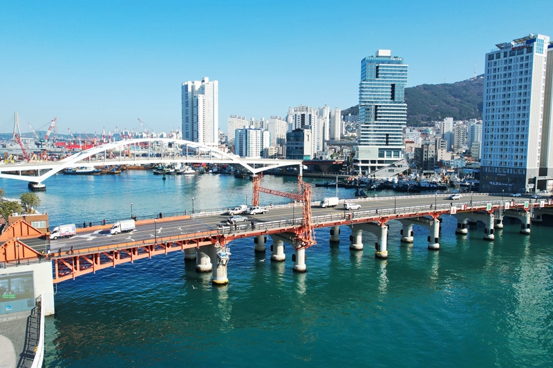Cầu Yeongdo (ph&iacute;a trước) v&agrave; cầu Busan nối Busan với đảo Yeongdo. Gần cầu Yeongdo c&oacute; Quảng trường người tị nạn được sử dụng l&agrave;m kh&ocirc;ng gian để ghi nhớ v&agrave; giới thiệu h&igrave;nh ảnh Busan thời chiến. (Ảnh: Lee Jeongwoo)