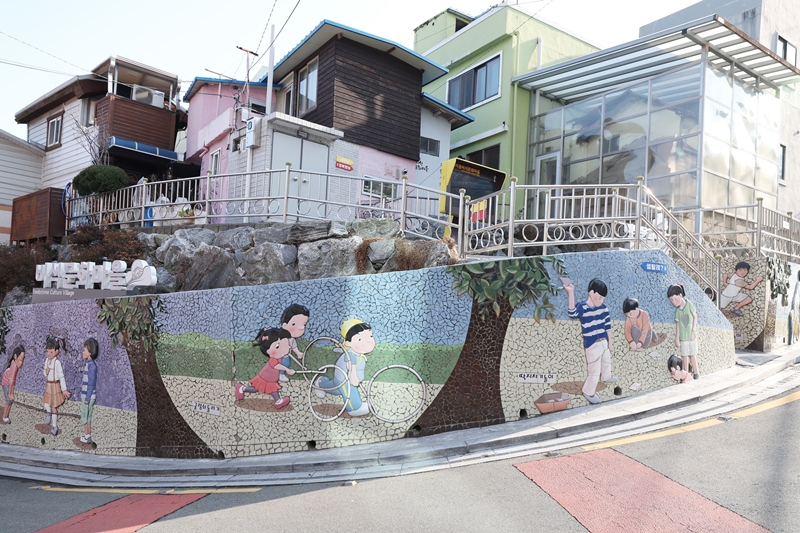 L&agrave;ng bia mộ Ami-dong tại quận Seo-gu, th&agrave;nh phố Busan. Ng&ocirc;i l&agrave;ng được h&igrave;nh th&agrave;nh khi người tị nạn dựng chỗ ở tr&ecirc;n khu nghĩa trang tập thể của người Nhật được x&acirc;y tr&ecirc;n sườn n&uacute;i Cheonmasan v&agrave;o năm 1906. Bia mộ v&agrave; đế mộ được d&ugrave;ng l&agrave;m tường chắn v&agrave; m&oacute;ng nh&agrave;, từ đ&oacute; nơi n&agrave;y mới c&oacute; t&ecirc;n gọi &ldquo;l&agrave;ng bia mộ&rdquo;. (Ảnh: Lee Jeongwoo)