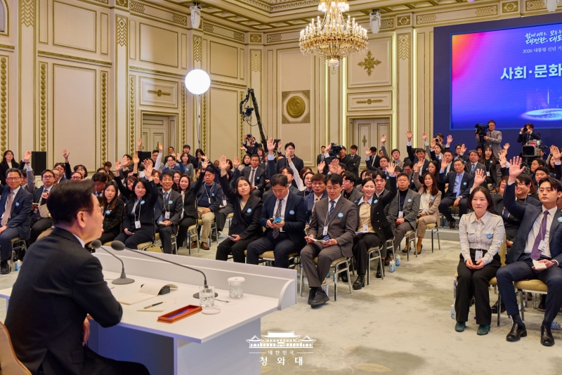 Tổng thống H&agrave;n Quốc Lee Jae Myung đ&atilde; trả lời c&acirc;u hỏi trong buổi họp b&aacute;o nh&acirc;n dịp năm mới được tổ chức ở nh&agrave; kh&aacute;ch Yeongbingwan của Phủ Tổng thống Cheong Wa Dae (Nh&agrave; Xanh), quận Jongno-gu, th&agrave;nh phố Seoul v&agrave;o ng&agrave;y 21/1/2026. (Ảnh: Phủ Tổng thống Cheong Wa Dae - Nh&agrave; Xanh)