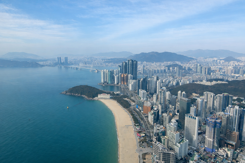 Toàn cảnh Haeundae nhìn từ đài quan sát “BUSAN X the SKY”, biểu tượng của quận Haeundae-gu, thành phố Busan. (Ảnh: Phóng viên Margareth Theresia margareth@korea.kr)
