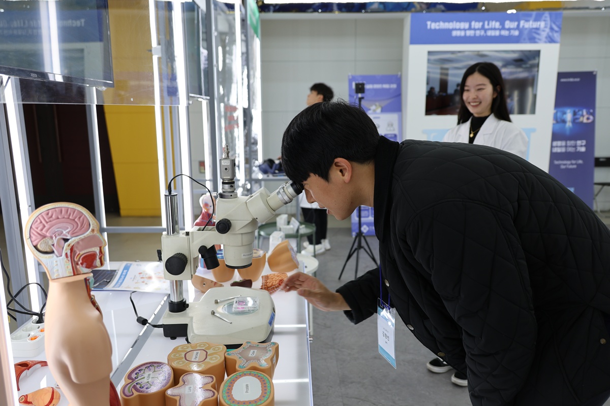 Ng&agrave;y 20/10/2023 tại Trung t&acirc;m Triển l&atilde;m Daejeon (DCC), Quận Yuseong, Th&agrave;nh phố Daejeon, kh&aacute;ch tham quan đang quan s&aacute;t organoid nội tạng người&nbsp;được trưng b&agrave;y tại Triển l&atilde;m Thương mại h&oacute;a c&ocirc;ng nghệ kỷ&nbsp;niệm 50 năm th&agrave;nh lập Đặc khu Nghi&ecirc;n cứu v&agrave; ph&aacute;t triển Daedeok. Organoid l&agrave; cấu tr&uacute;c tế b&agrave;o 3D tương tự nội tạng thật&nbsp;được tạo ra từ tế b&agrave;o gốc. Đ&acirc;y được xem l&agrave; một trong những phương ph&aacute;p thử nghiệm thế hệ mới c&oacute; thể thay thế th&iacute; nghiệm tr&ecirc;n động vật. (Ảnh: Yonhap News)
