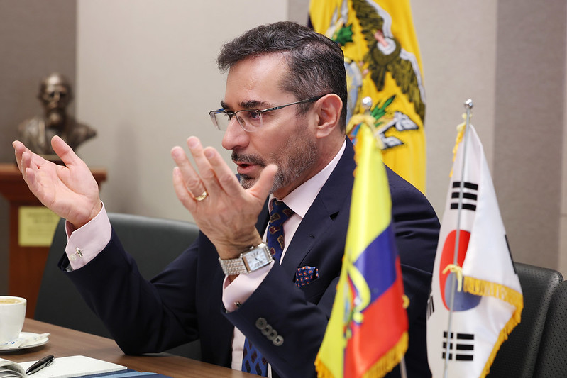 Đại sứ Ecuador tại Hàn Quốc Patricio Esteban Troya Suárez đang giải thích về định hướng hợp tác giữa Hàn Quốc và Ecuador tại Đại sứ quán Ecuador ở quận Jongno, Seoul, ngày 11/3. (Ảnh: Lee Jeong Woo / Korea.net).