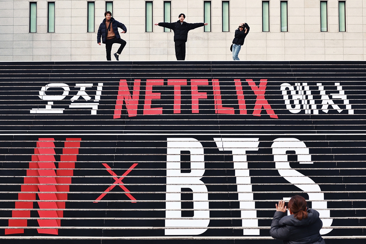 Thành phố Seoul sẽ cung cấp hướng dẫn tổng hợp để du khách từ khắp nơi trên thế giới có thể thưởng thức buổi biểu diễn live đánh dấu sự trở lại của BTS diễn ra vào ngày 21/3 tại Quảng trường Gwanghwamun, một cách an toàn và thuận tiện. Ảnh: du khách nước ngoài chụp ảnh lưu niệm trước pano quảng bá buổi biểu diễn của BTS tại bậc thềm Trung tâm Nghệ thuật Sejong (quận Jongno, Seoul) vào ngày 11/3. (Nguồn: Yonhap News).