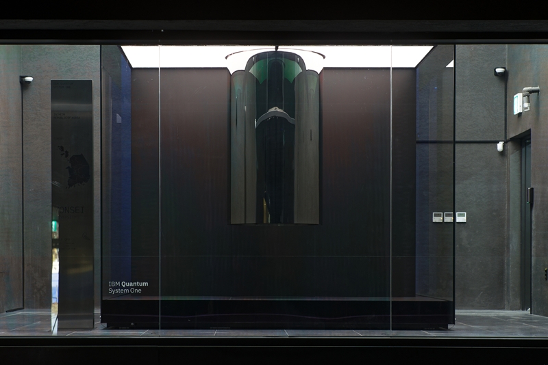 M&aacute;y t&iacute;nh lượng tử đầu ti&ecirc;n của H&agrave;n Quốc, &ldquo;IBM Quantum System One&rdquo;, đ&atilde; được c&ocirc;ng bố v&agrave;o ng&agrave;y 20/11/2024 tại cơ sở quốc tế của Đại học Yonsei ở Yeonsu-gu, Incheon. (Ảnh:&nbsp;Đại học Yonsei) 