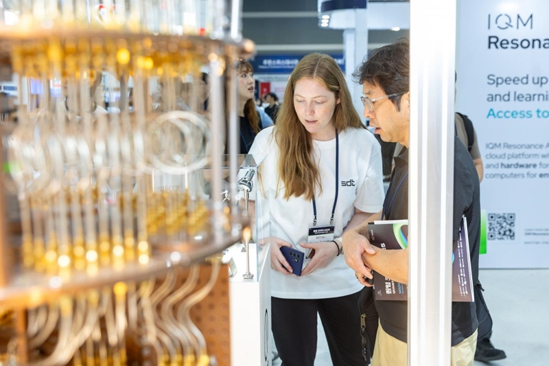 C&aacute;c nh&agrave; nghi&ecirc;n cứu, doanh nghiệp v&agrave; quan chức ch&iacute;nh phủ trong v&agrave; ngo&agrave;i nước đang tham gia sự kiện quốc tế về c&ocirc;ng nghệ lượng tử &ldquo;Quantum Korea&rdquo;, nơi chia sẻ xu hướng của hệ sinh th&aacute;i lượng tử to&agrave;n cầu. Trong ảnh l&agrave;&nbsp;quang cảnh &ldquo;Quantum Korea 2025&rdquo; diễn ra v&agrave;o th&aacute;ng 6 năm ngo&aacute;i tại Trung t&acirc;m aT ở Seocho-gu, Seoul. (Nguồn:&nbsp;Quantum Korea) 