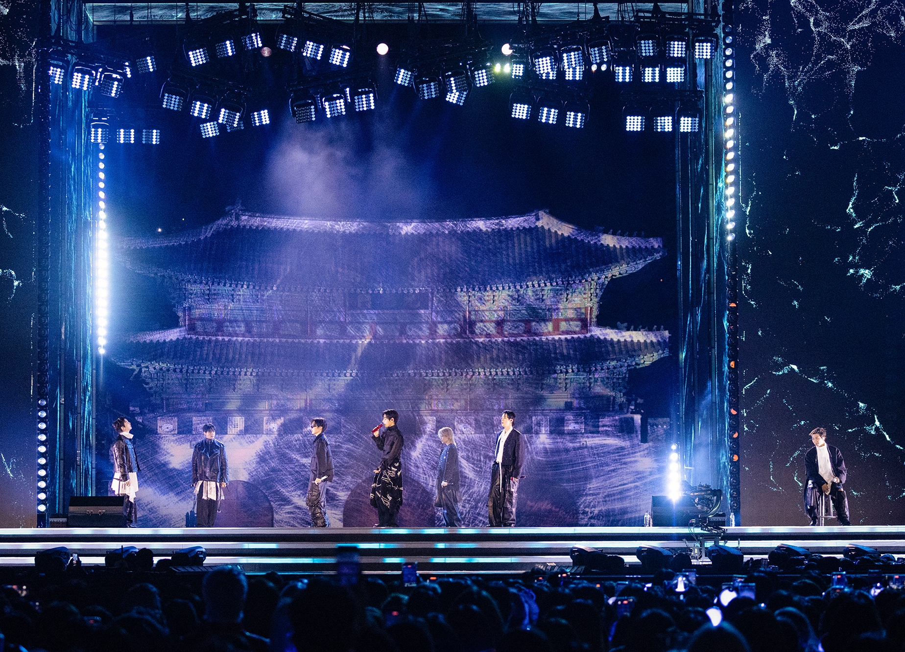 Nhóm nhạc BTS đang biểu diễn chương trình 'BTS Comeback Live: ARIRANG' tại Quảng trường Gwanghwamun, Seoul vào ngày 21/3, với phông nền là cung Gyeongbokgung. (Ảnh: BIGHIT MUSIC/Netflix).