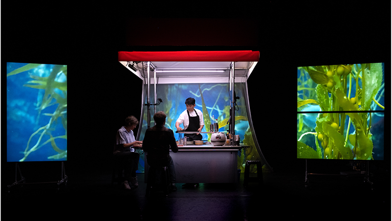 Một cảnh trong vở &ldquo;Haribo Kimchi&rdquo; do Koo Jaha, cựu sinh vi&ecirc;n Khoa S&acirc;n khấu của Trường Đại học Nghệ thuật Quốc gia H&agrave;n Quốc, d&agrave;n dựng. (Ảnh: Trang web ch&iacute;nh thức Li&ecirc;n hoan Nghệ thuật Biểu diễn Quốc tế Seoul).